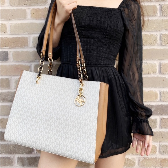 Gaby’sBags💕Michael Kors Large Tote Vanilla - Picture 2 of 2